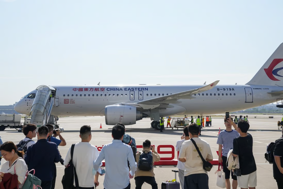 Máy bay “cây nhà lá vườn” của Trung Quốc hoàn thành chuyến bay thương mại đầu tiên - Ảnh 2.
