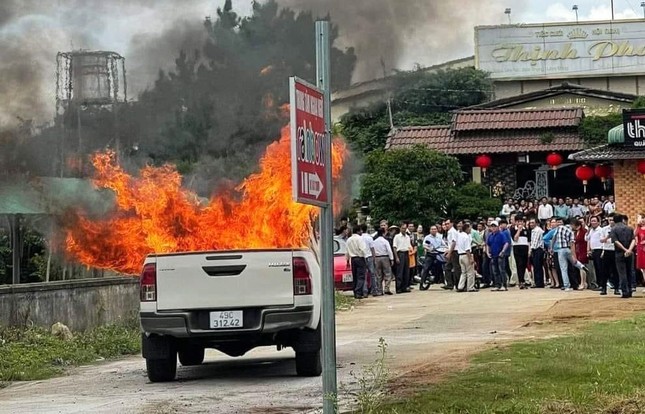 Ô tô phát nổ, cháy rụi ở Lâm Đồng, lái xe tử vong tại chỗ - Ảnh 1.