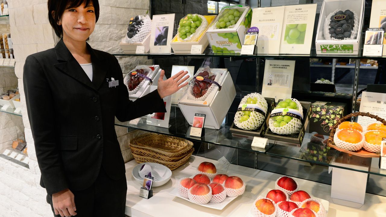 Tại sao Nhật Bản có thể bán được trái cây với mức giá &quot;trên trời&quot;? Không tự nhiên mà cặp dưa giá bằng cả chiếc ô tô, 250 triệu đồng/chùm nho - Ảnh 3.