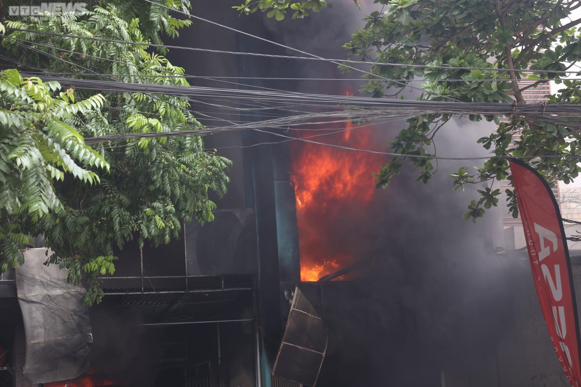 Hà Nội: Hiện trường vụ cháy ngùn ngụt cơ sở sửa chữa lốp ô tô và 2 nhà liền kề - Ảnh 3.
