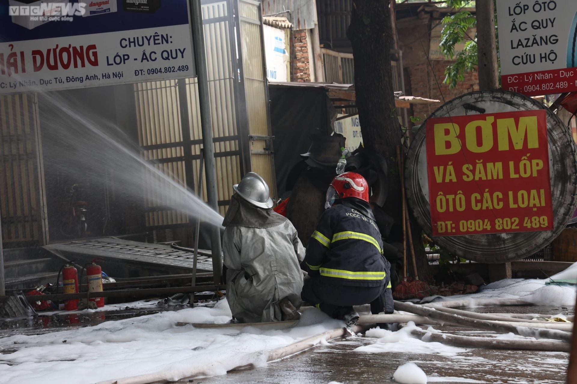 Hà Nội: Hiện trường vụ cháy ngùn ngụt cơ sở sửa chữa lốp ô tô và 2 nhà liền kề - Ảnh 7.