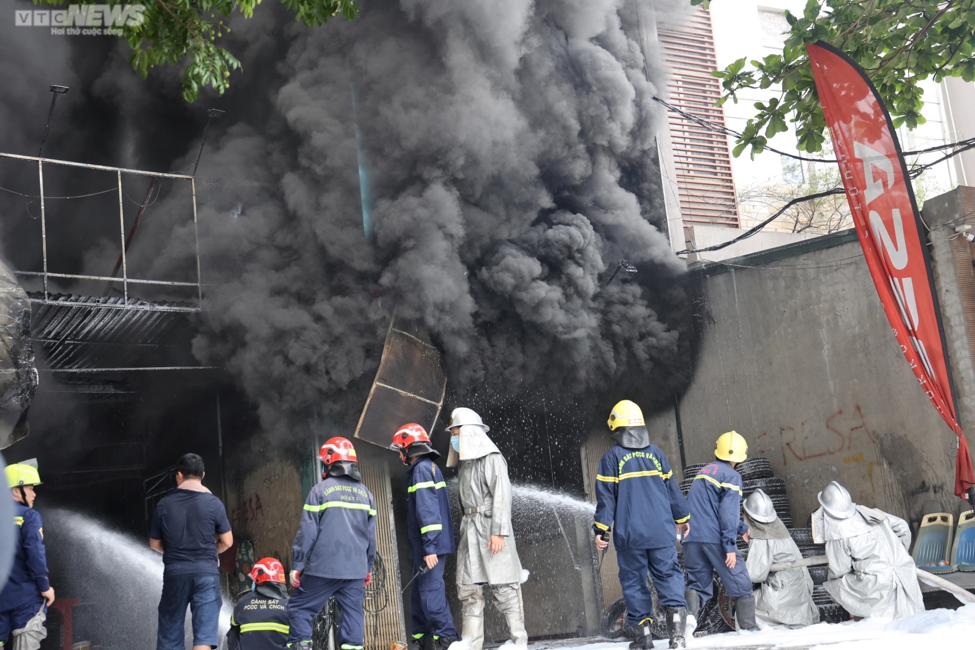 Hà Nội: Hiện trường vụ cháy ngùn ngụt cơ sở sửa chữa lốp ô tô và 2 nhà liền kề - Ảnh 2.