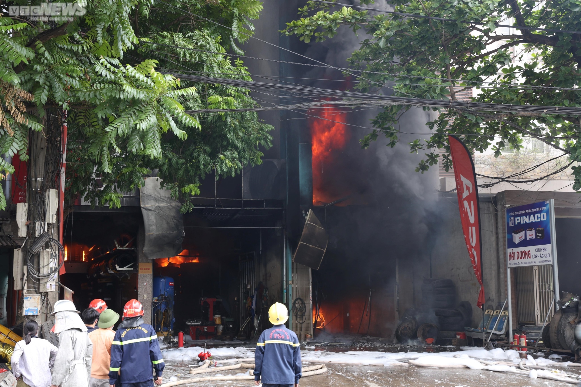 Hà Nội: Hiện trường vụ cháy ngùn ngụt cơ sở sửa chữa lốp ô tô và 2 nhà liền kề - Ảnh 4.