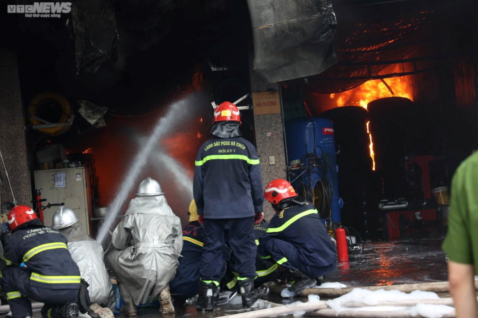 Hà Nội: Hiện trường vụ cháy ngùn ngụt cơ sở sửa chữa lốp ô tô và 2 nhà liền kề - Ảnh 6.