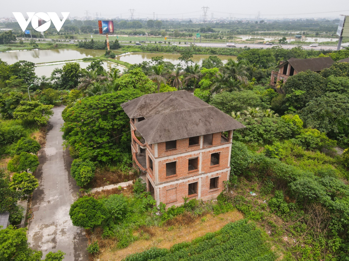 Cận cảnh loạt biệt thự ở KĐT Nam Từ Sơn, Bắc Ninh &quot;đắp chiếu&quot; hàng chục năm - Ảnh 3.