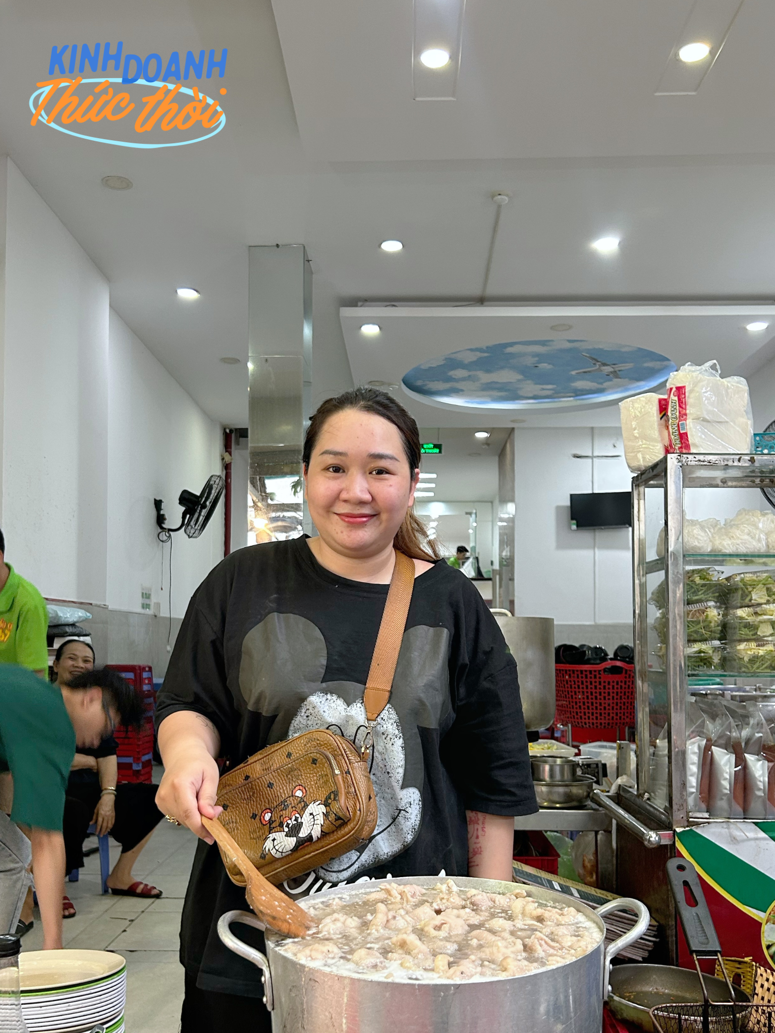 Tiệm lẩu quận Tân Bình mỗi ngày bán 500 nồi lẩu, doanh thu hơn 400 triệu/tuần nhờ bí quyết hút khách của cô chủ - Ảnh 6.