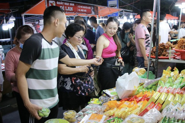 Du khách chen chân tại 2 khu chợ đêm lớn nhất Đà Nẵng - Ảnh 4.