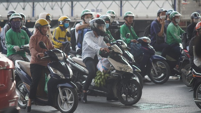 Ngày cuối kỳ nghỉ lễ, đường phố Hà Nội lại nườm nượp người, xe - Ảnh 2.