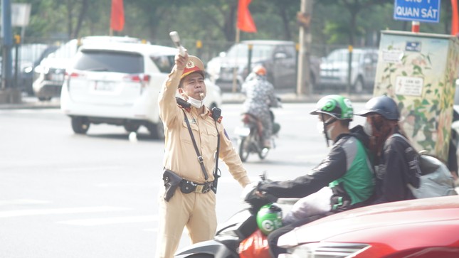 Ngày cuối kỳ nghỉ lễ, đường phố Hà Nội lại nườm nượp người, xe - Ảnh 4.