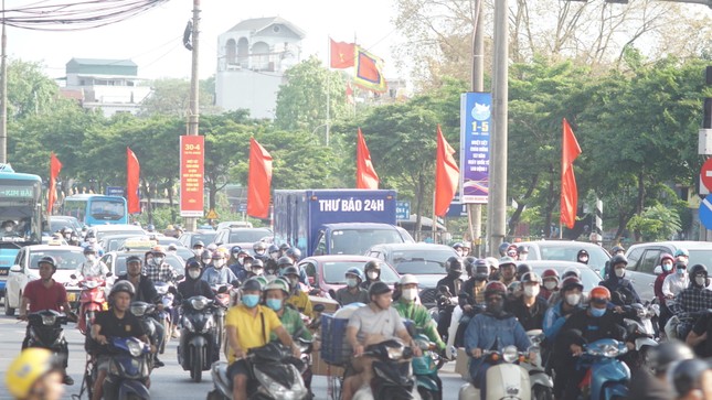 Ngày cuối kỳ nghỉ lễ, đường phố Hà Nội lại nườm nượp người, xe - Ảnh 1.