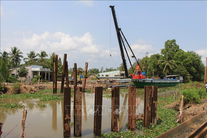 Thiếu cát đắp nền đường, cao tốc Cần Thơ - Cà Mau gặp khó về tiến độ - Ảnh 1.