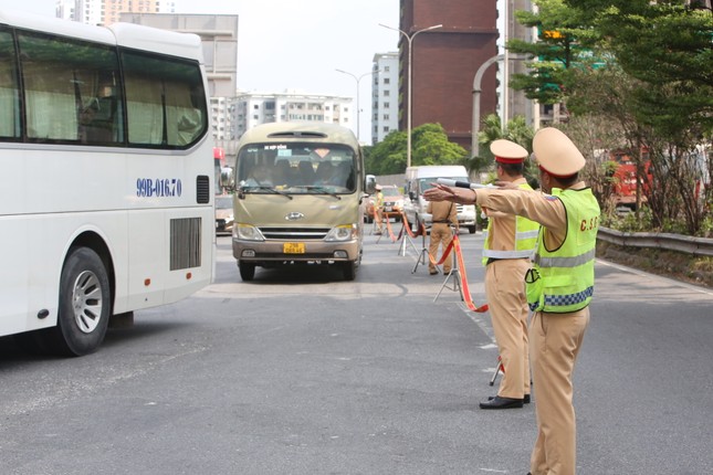 Ngày cuối kỳ nghỉ lễ, đường phố Hà Nội lại nườm nượp người, xe - Ảnh 14.