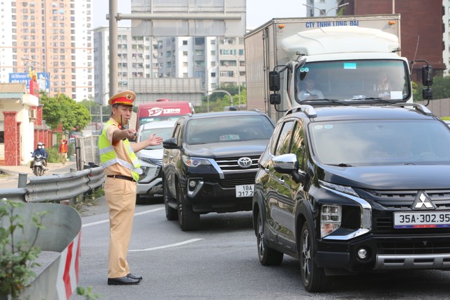 Ngày cuối kỳ nghỉ lễ, đường phố Hà Nội lại nườm nượp người, xe - Ảnh 12.