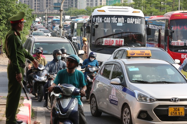 Ngày cuối kỳ nghỉ lễ, đường phố Hà Nội lại nườm nượp người, xe - Ảnh 10.
