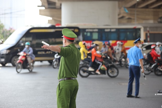 Ngày cuối kỳ nghỉ lễ, đường phố Hà Nội lại nườm nượp người, xe - Ảnh 6.