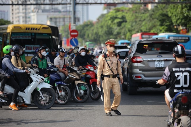 Ngày cuối kỳ nghỉ lễ, đường phố Hà Nội lại nườm nượp người, xe - Ảnh 5.