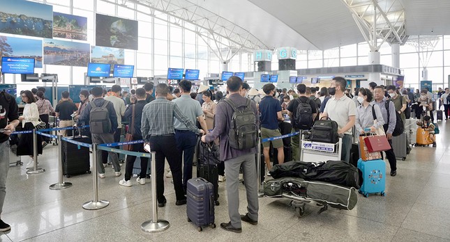 Ngày cuối kỳ nghỉ lễ, sân bay Nội Bài đón 92 nghìn lượt khách - Ảnh 4.