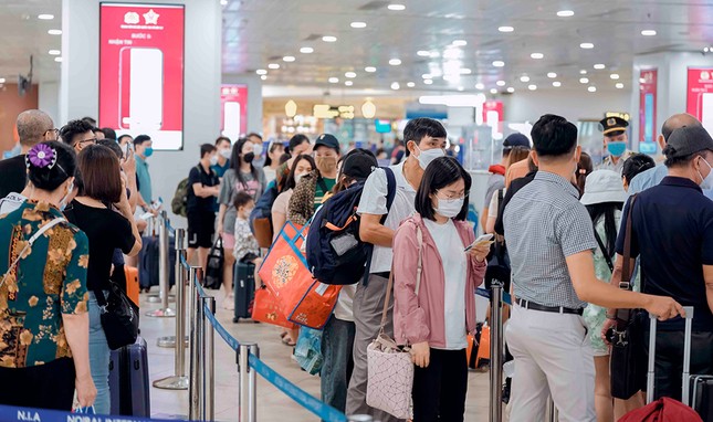 Ngày cuối kỳ nghỉ lễ, sân bay Nội Bài đón 92 nghìn lượt khách - Ảnh 2.