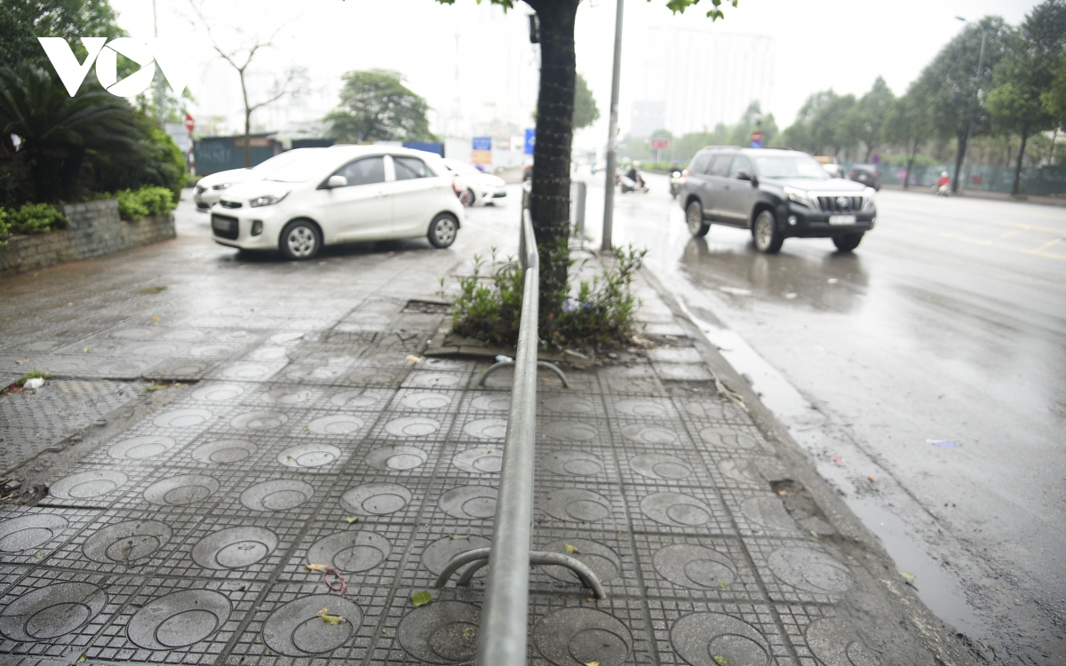 Muôn kiểu dựng rào chắn ở Hà Nội để ngăn ô tô, xe máy leo lên vỉa hè - Ảnh 9.