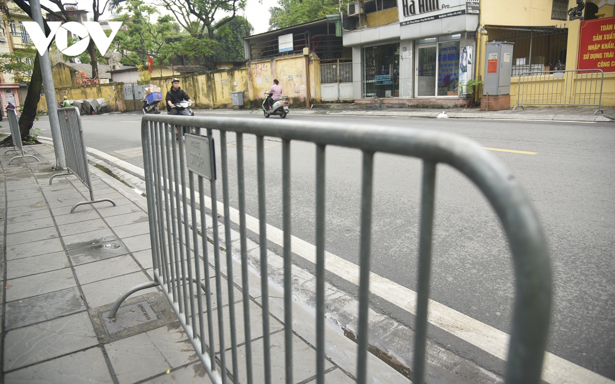 Muôn kiểu dựng rào chắn ở Hà Nội để ngăn ô tô, xe máy leo lên vỉa hè - Ảnh 15.
