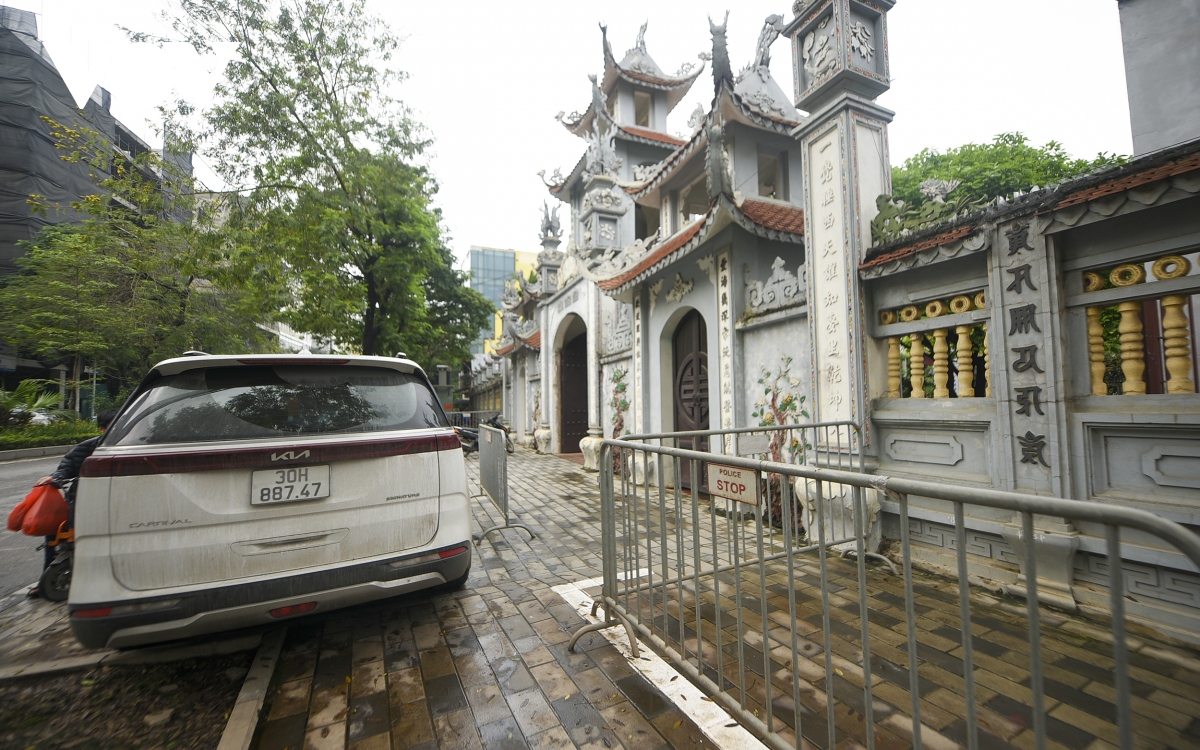 Muôn kiểu dựng rào chắn ở Hà Nội để ngăn ô tô, xe máy leo lên vỉa hè - Ảnh 2.