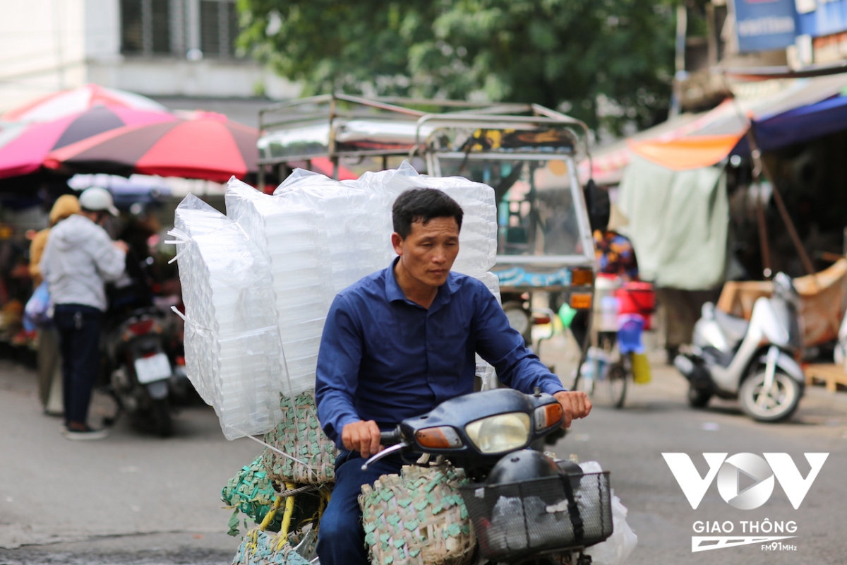 Cận cảnh cuộc sống thường nhật ở chợ lâu đời và lớn nhất ở Hà Nội - Ảnh 22.
