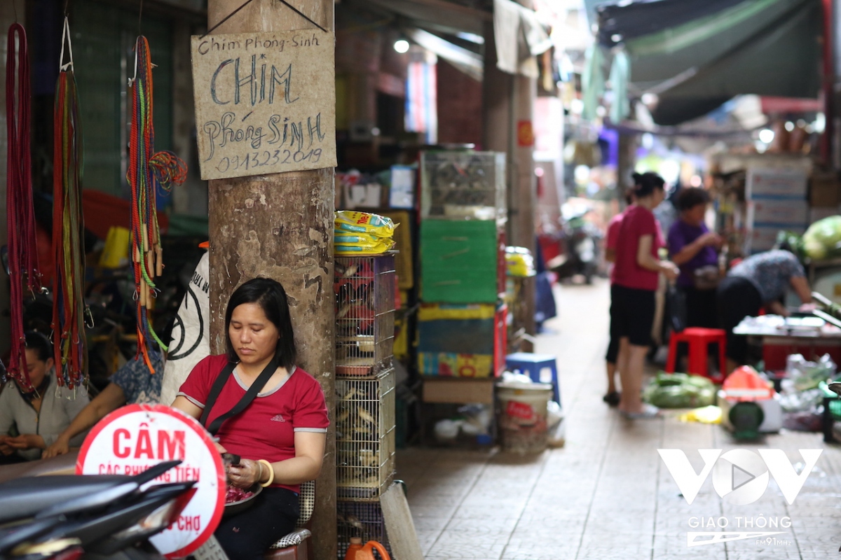 Cận cảnh cuộc sống thường nhật ở chợ lâu đời và lớn nhất ở Hà Nội - Ảnh 20.