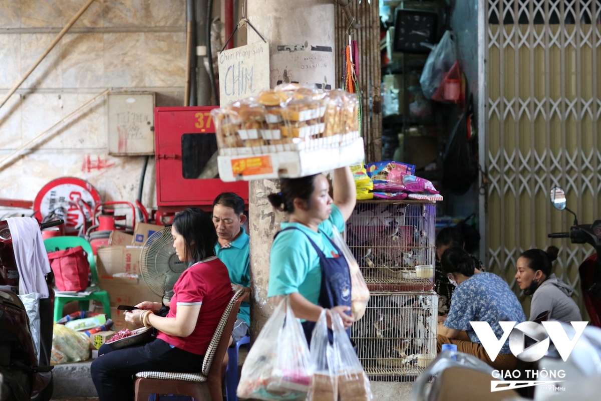 Cận cảnh cuộc sống thường nhật ở chợ lâu đời và lớn nhất ở Hà Nội - Ảnh 19.