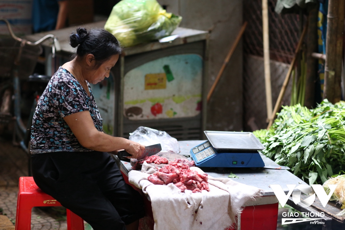 Cận cảnh cuộc sống thường nhật ở chợ lâu đời và lớn nhất ở Hà Nội - Ảnh 18.