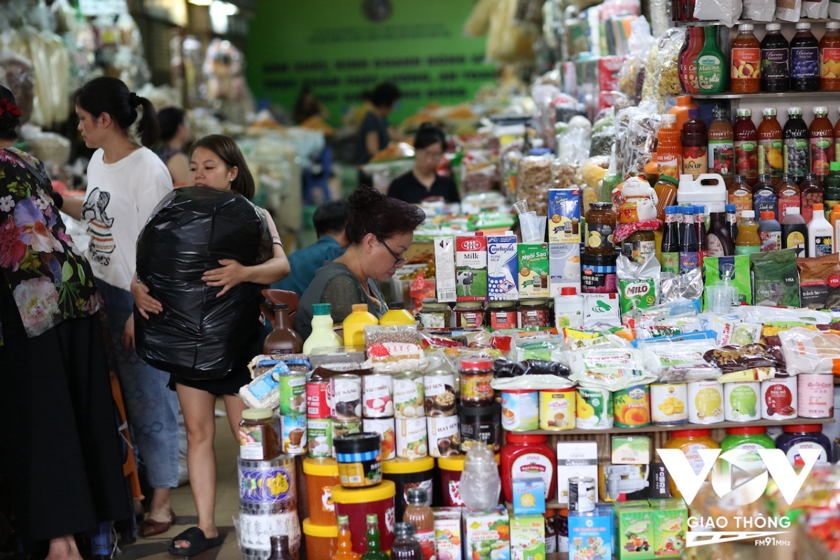 Cận cảnh cuộc sống thường nhật ở chợ lâu đời và lớn nhất ở Hà Nội - Ảnh 15.
