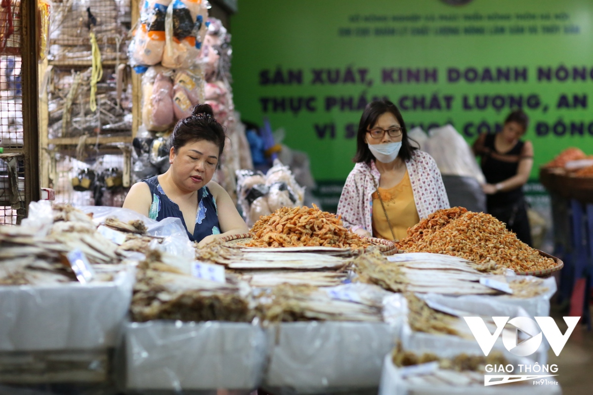 Cận cảnh cuộc sống thường nhật ở chợ lâu đời và lớn nhất ở Hà Nội - Ảnh 14.
