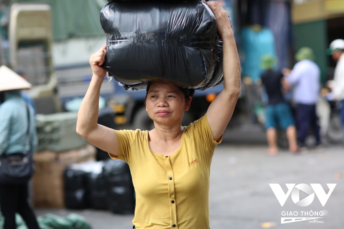 Cận cảnh cuộc sống thường nhật ở chợ lâu đời và lớn nhất ở Hà Nội - Ảnh 24.