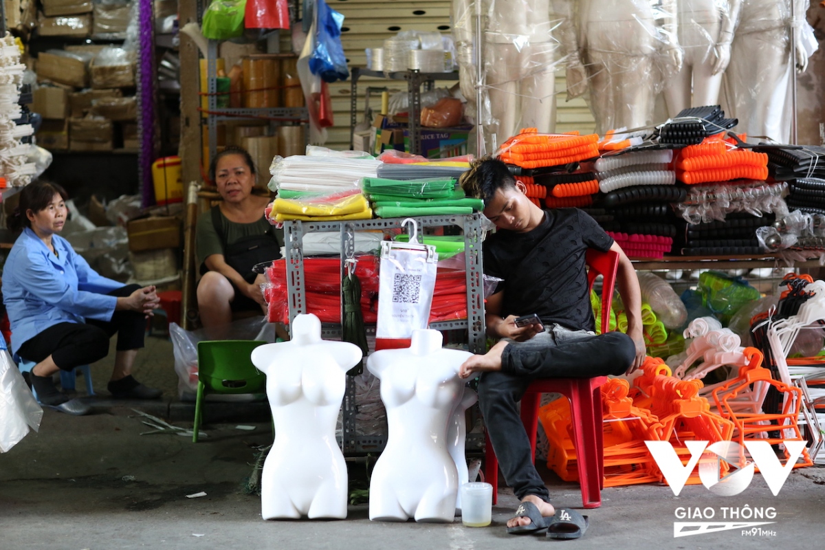 Cận cảnh cuộc sống thường nhật ở chợ lâu đời và lớn nhất ở Hà Nội - Ảnh 13.