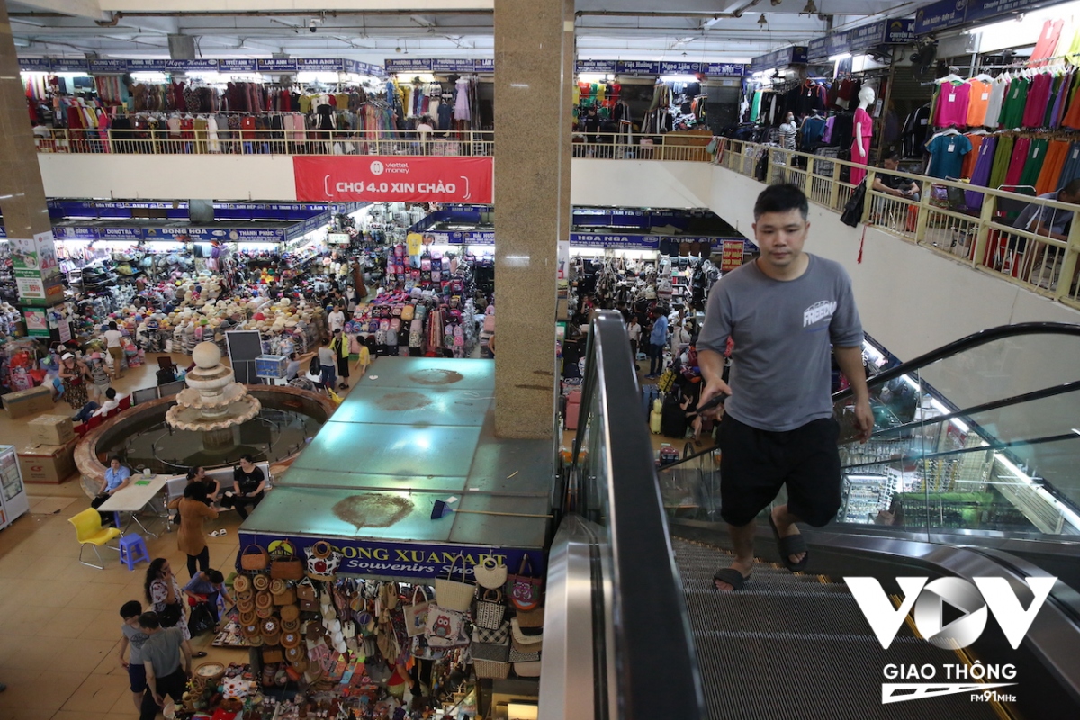 Cận cảnh cuộc sống thường nhật ở chợ lâu đời và lớn nhất ở Hà Nội - Ảnh 10.