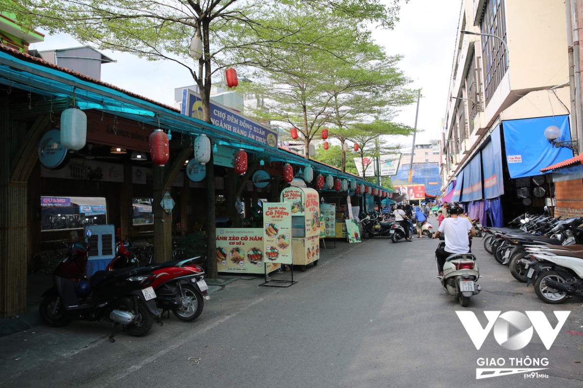 Cận cảnh cuộc sống thường nhật ở chợ lâu đời và lớn nhất ở Hà Nội - Ảnh 7.