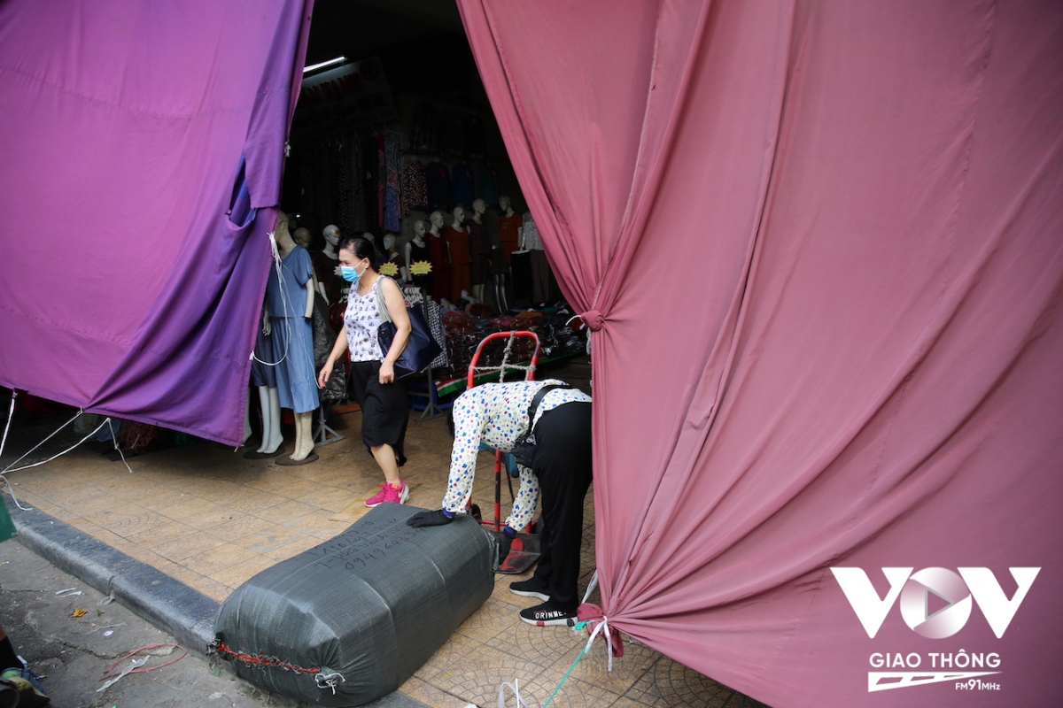 Cận cảnh cuộc sống thường nhật ở chợ lâu đời và lớn nhất ở Hà Nội - Ảnh 6.
