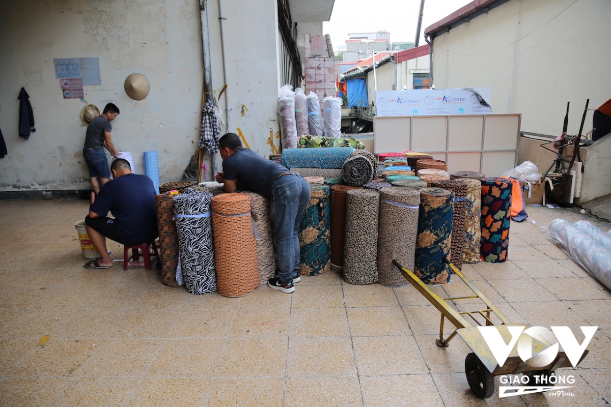 Cận cảnh cuộc sống thường nhật ở chợ lâu đời và lớn nhất ở Hà Nội - Ảnh 4.