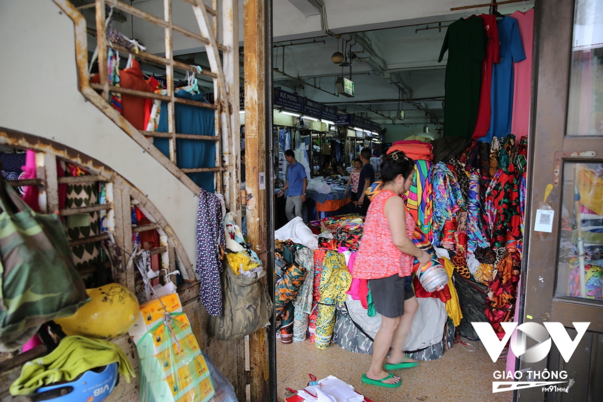 Cận cảnh cuộc sống thường nhật ở chợ lâu đời và lớn nhất ở Hà Nội - Ảnh 3.