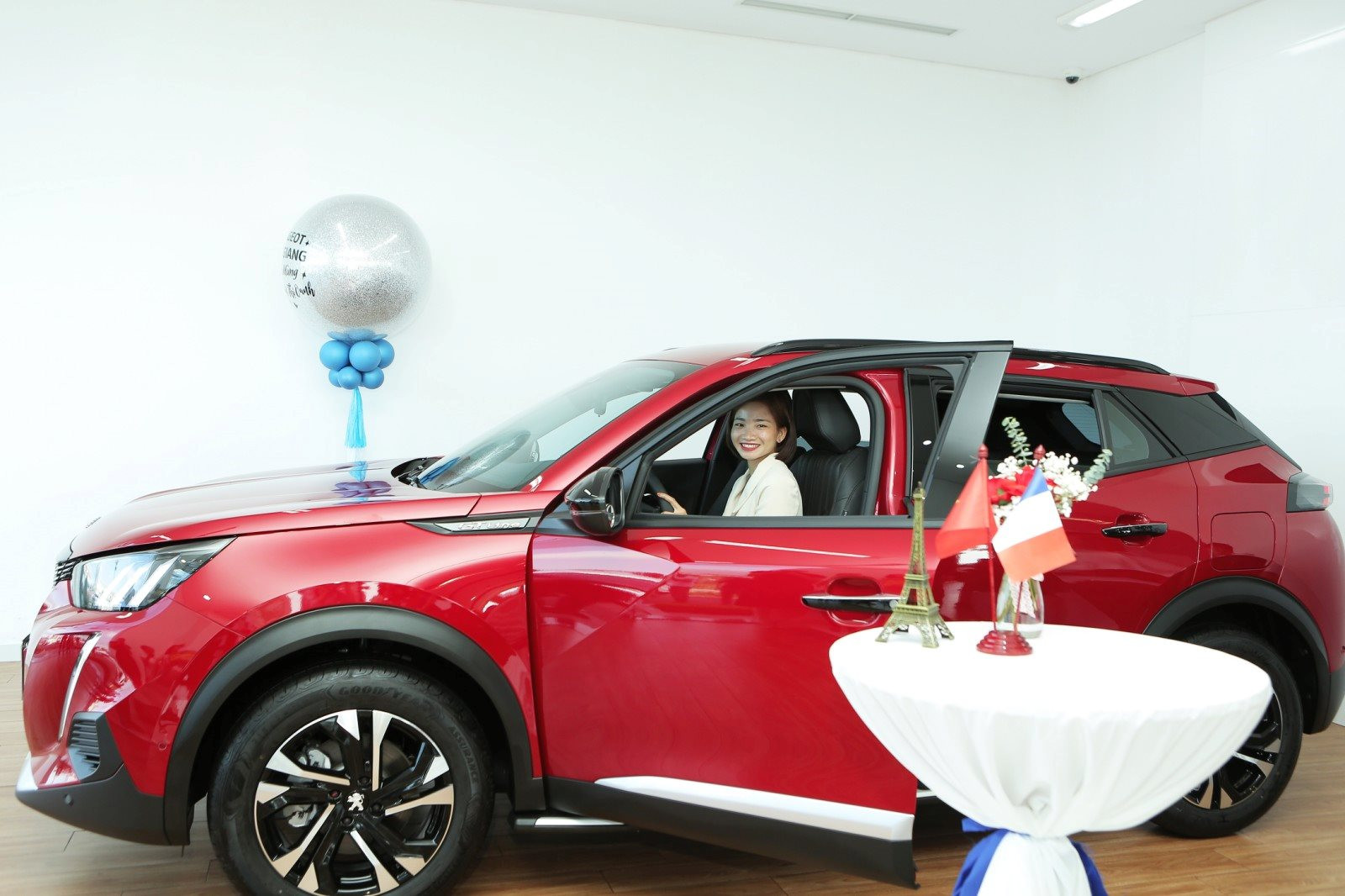 VĐV Nguyễn Thị Oanh đã nhận chiếc xe Peugeot 2008 được tặng - Ảnh 2.