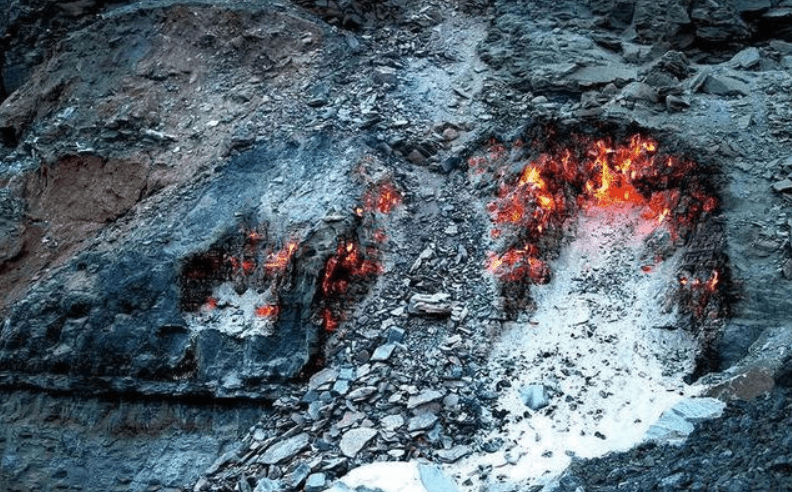 “Hỏa diệm sơn” của Trung Quốc cháy liên tục 300 năm, mỗi năm đốt nhẹ 3000 tỷ đồng: Tốn kém tài nguyên nhưng chẳng ai dập tắt? - Ảnh 3.