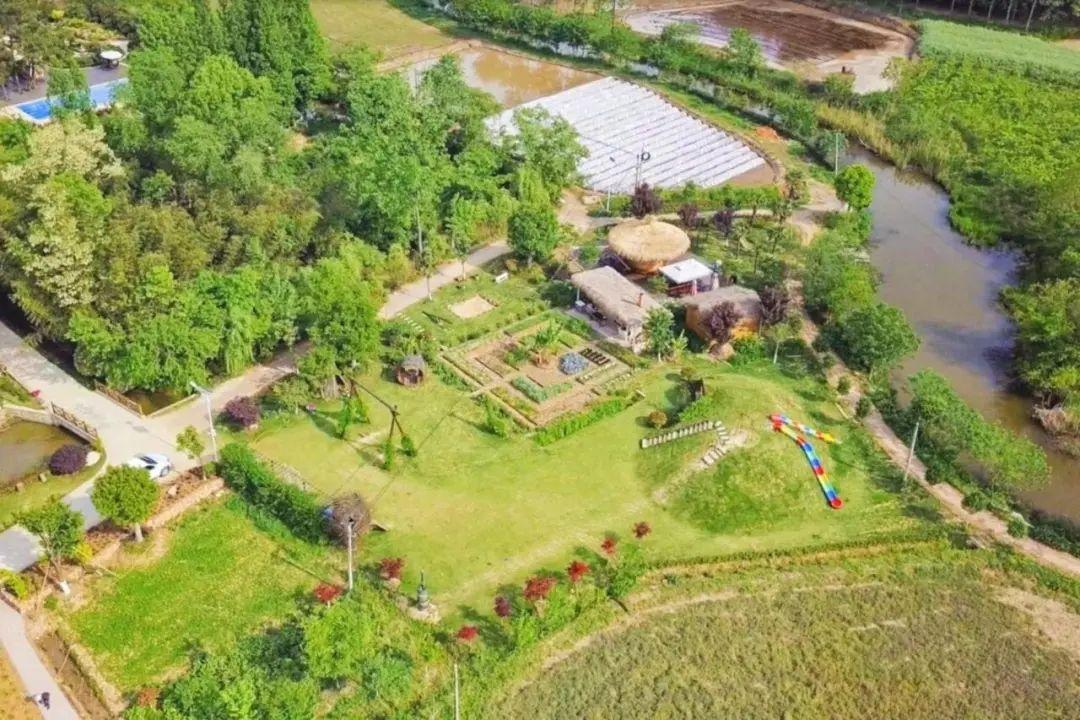 Kiếm đủ tiền, cựu giám đốc công nghệ của Tencent từ chức về quê mua 133.000m2 đất làm trang trại sống ẩn dật, mất 3 năm mới xây dựng thành công - Ảnh 1.