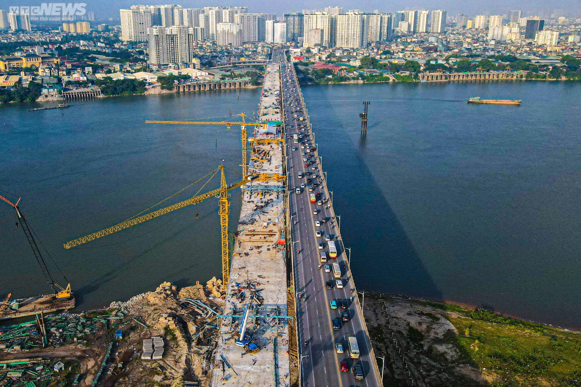 Hợp long cầu Vĩnh Tuy 2 trị giá hơn 2.500 tỷ đồng - Ảnh 1.