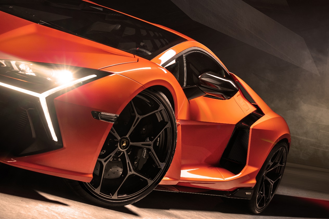 Bridgestone giới thiệu dòng lốp may đo cho Lamborghini Revuelto - Ảnh 1.