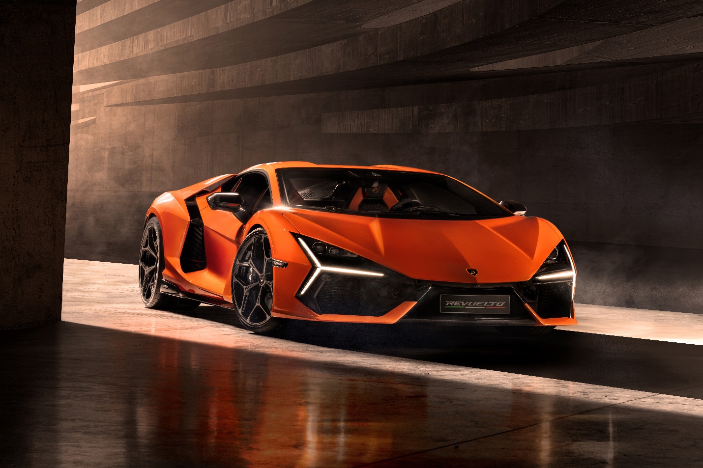 Bridgestone giới thiệu dòng lốp may đo cho Lamborghini Revuelto - Ảnh 2.