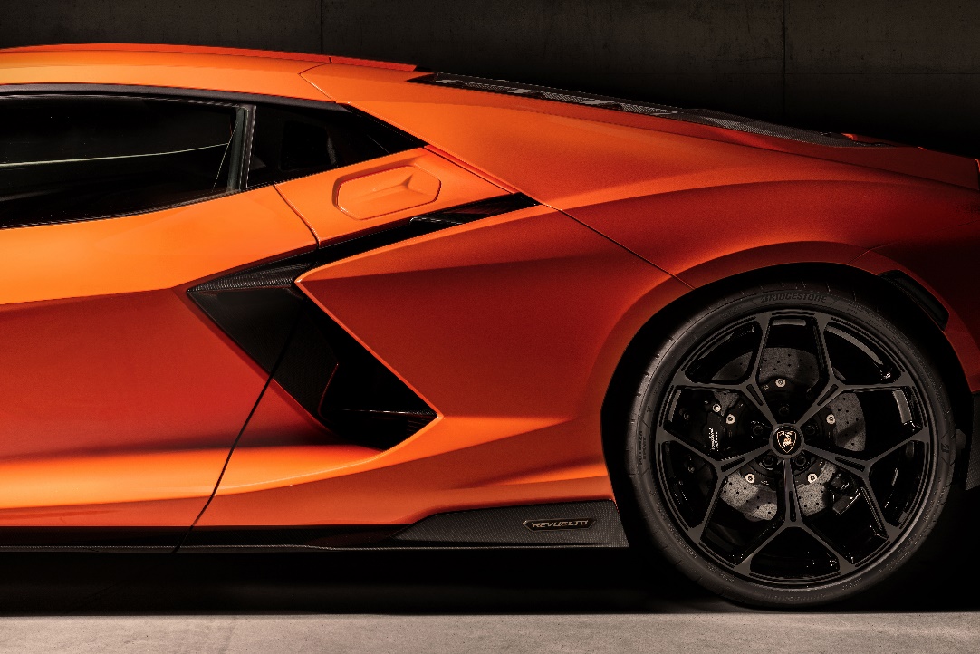 Bridgestone giới thiệu dòng lốp may đo cho Lamborghini Revuelto - Ảnh 3.