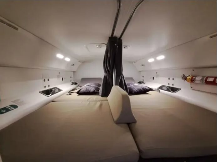 Khám phá căn phòng đặc biệt trên máy bay mà phi hành đoàn không bao giờ để hành khách tiếp cận - Ảnh 9.