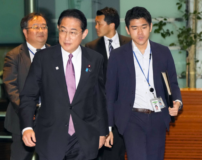 Thủ tướng Nhật Bản sa thải con trai sau hành động gây tranh cãi - Ảnh 1.