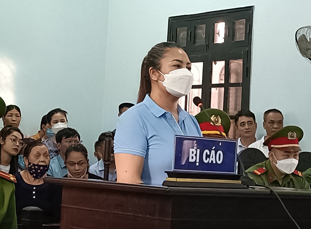 Đòi hôn CSGT đến chết, người phụ nữ ở Thanh Hóa lĩnh 20 tháng tù - Ảnh 3.