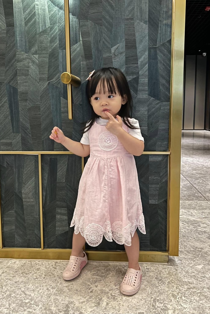 Con gái Cường Đô La - Đàm Thu Trang mới 2 tuổi đã 'dát' toàn hàng hiệu - Ảnh 4.
