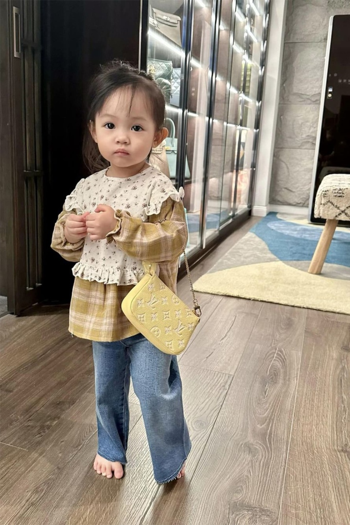 Con gái Cường Đô La - Đàm Thu Trang mới 2 tuổi đã 'dát' toàn hàng hiệu - Ảnh 10.
